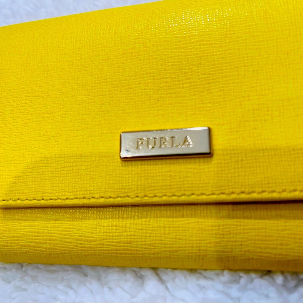 Furla Limited Edition Wallet
6 pocket with 12 card slots and coin zipper area